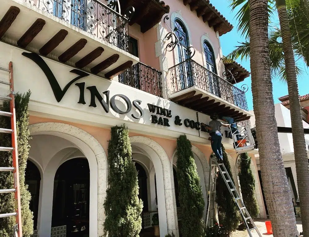Vinos Wine Bar & Cocktail Lounge